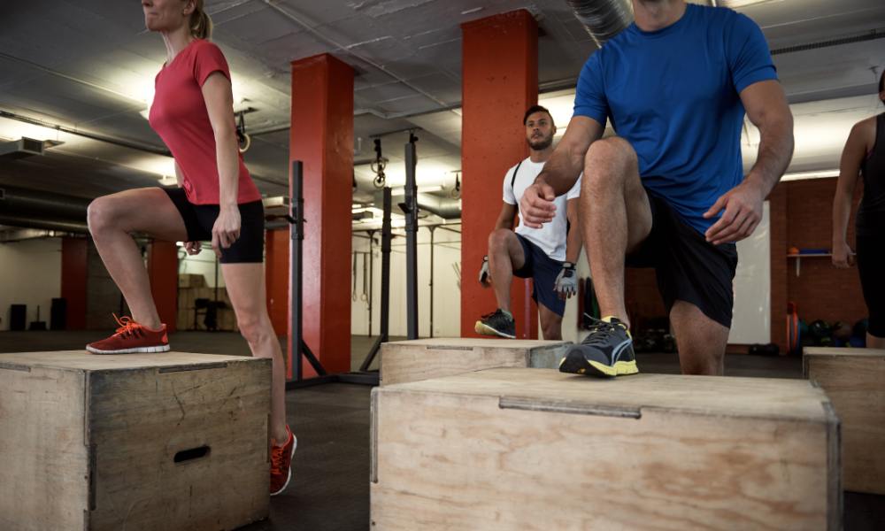 Subida al cajón o step up: fortalece tus piernas con este ejercicio